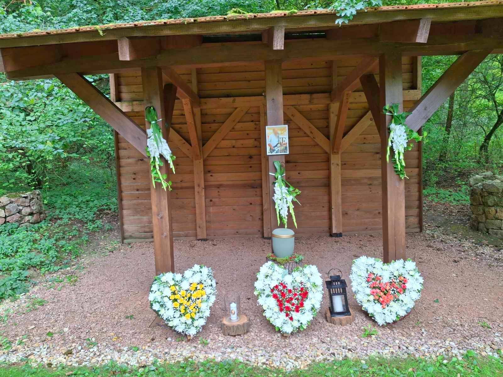 Virágokkal kialakított természetközeli erdei emlékhely